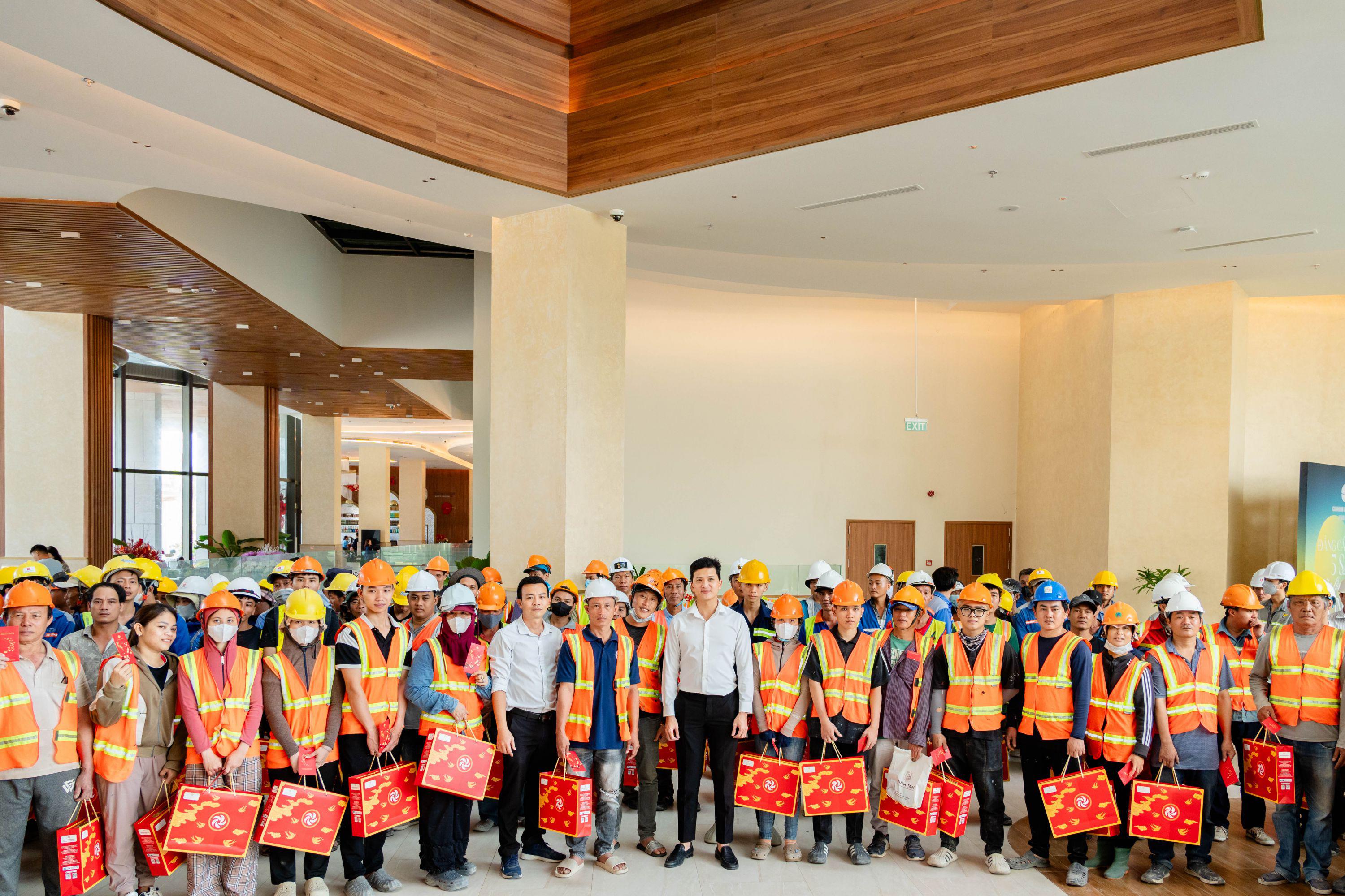 CHARM GROUP THĂM VÀ CHÚC TẾT ĐỘI NGŨ XÂY DỰNG CHARM RESORT LONG HẢI 